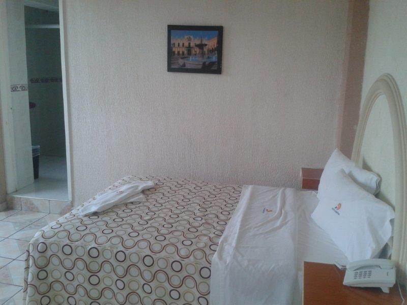 פואבלה Hotel Central מראה חיצוני תמונה
