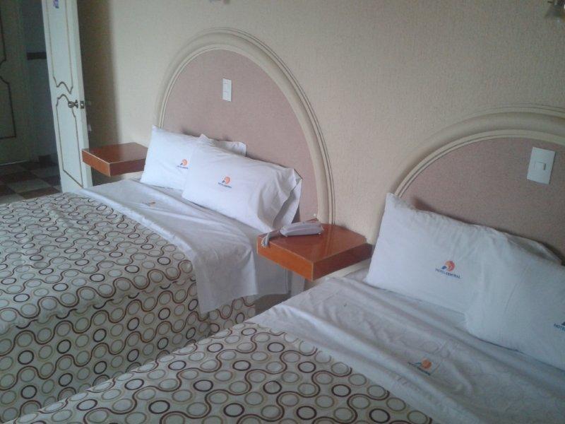 פואבלה Hotel Central מראה חיצוני תמונה