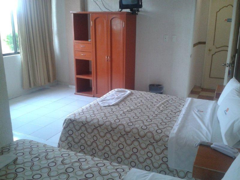 פואבלה Hotel Central מראה חיצוני תמונה