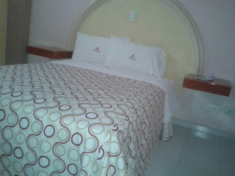 פואבלה Hotel Central מראה חיצוני תמונה